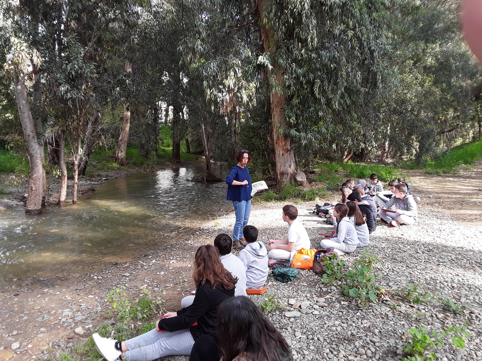 Μαθήτριες και μαθητές του Γ΄ Δημοτικού Σχολείου Παλουριώτισσας μελετούν επιτόπου τον Πεδιαίο ποταμό