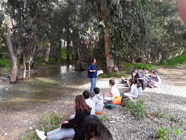 Students from the 3rd Primary School of Palouriotissa working in situ at the Pediaios riversite in Nicosia